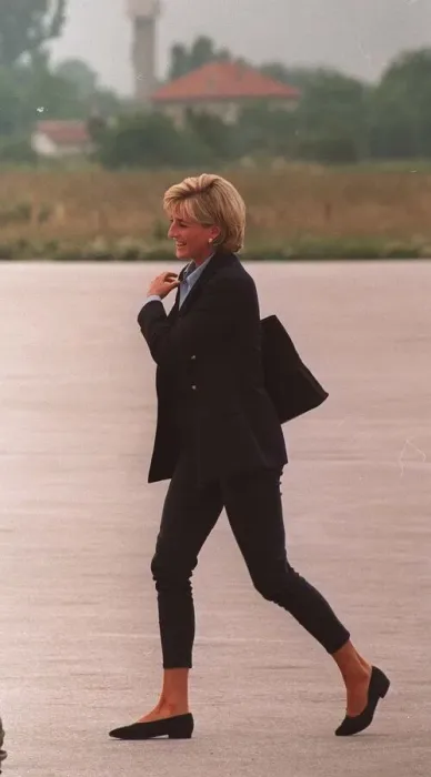 Framed Print : Diana, Princess of Wales makes a three day visit to Bosnia - Herzegovina as part of her Framed Print : Diana, Princess of Wales makes a three day visit to Bosnia - Herzegovina as part of her