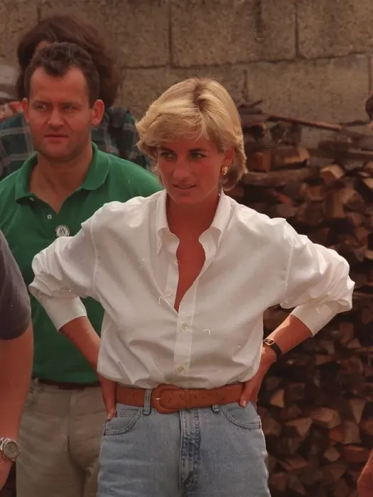 Framed Print : Diana, Princess of Wales makes a three day visit to Bosnia - Herzegovina as part of her Framed Print : Diana, Princess of Wales makes a three day visit to Bosnia - Herzegovina as part of her