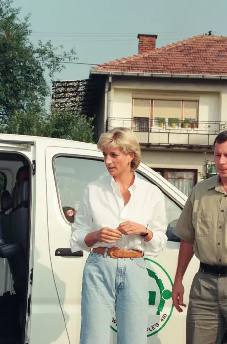 Framed Print : Diana, Princess of Wales makes a three day visit to Bosnia - Herzegovina as part of her