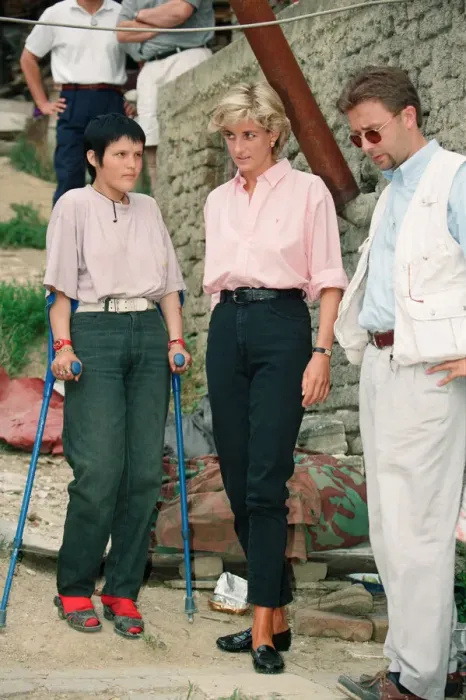 Framed Print : Diana, Princess of Wales as she makes a three day visit to Bosnia - Herzegovina as part Framed Print : Diana, Princess of Wales as she makes a three day visit to Bosnia - Herzegovina as part