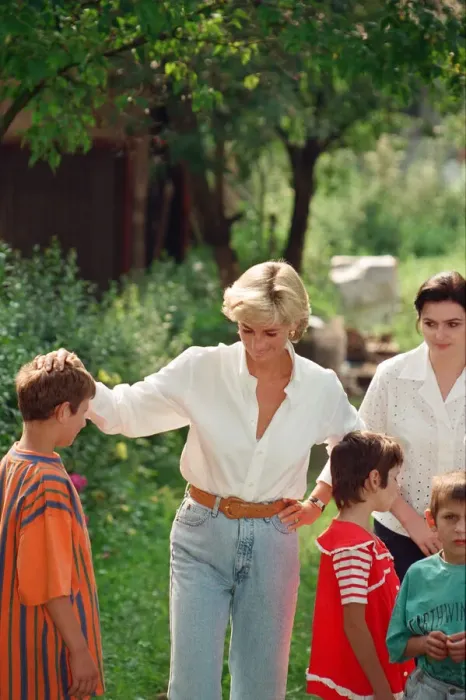 Framed Print : Diana, Princess of Wales makes a three day visit to Bosnia - Herzegovina as part of her