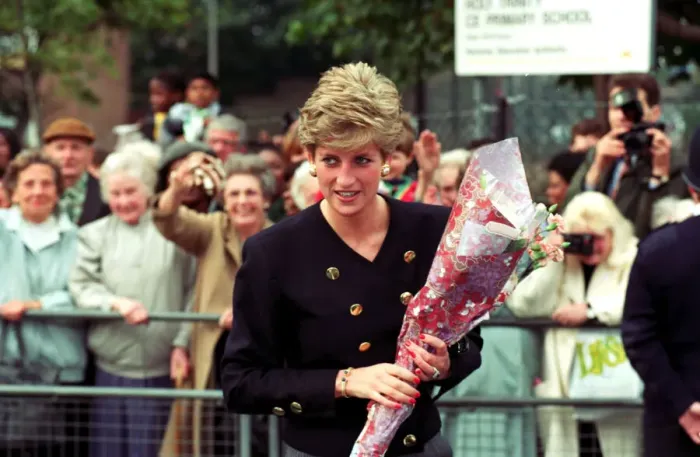 Framed Print : DIANA, THE PRINCESS OF WALES MEETING FANS - OCTOBER 1991