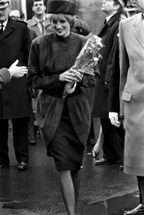 Framed Print : DIANA, THE PRINCESS OF WALES MEETING PEOPLE IN CARLISLE 1993 Framed Print : DIANA, THE PRINCESS OF WALES MEETING PEOPLE IN CARLISLE 1993