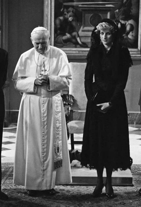 Framed Print : Diana, Princess of Wales meets Pope John Paul II at the Vatican. 29th April 1985