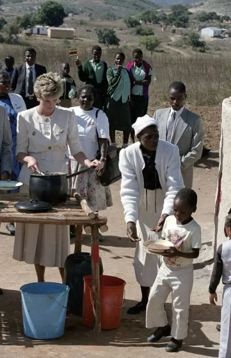 Framed Print : Diana, Princess of Wales Overseas Visit to Zimbabwe, July 1993