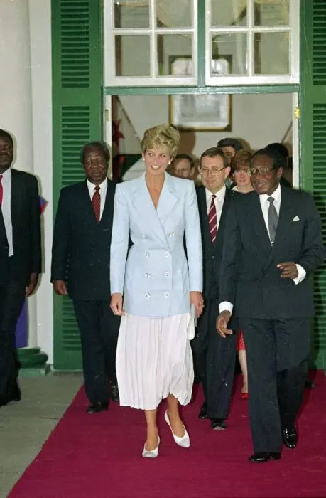 Framed Print : Diana, Princess of Wales Overseas Visit to Zimbabwe, July 1993 Framed Print : Diana, Princess of Wales Overseas Visit to Zimbabwe, July 1993