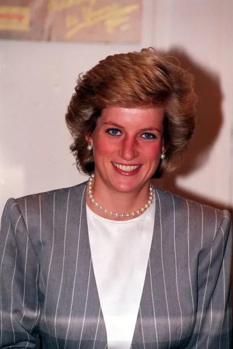 Framed Print : Diana, Princess of Wales pictured at a London charity presentation - 1989 Framed Print : Diana, Princess of Wales pictured at a London charity presentation - 1989