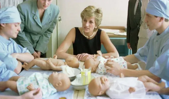 Framed Print : Diana, Princess of Wales, pictured with nurses in the baby care unit at the Tushinskaya Framed Print : Diana, Princess of Wales, pictured with nurses in the baby care unit at the Tushinskaya
