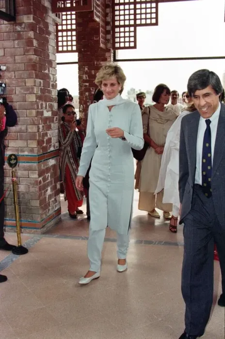 Framed Print : Diana, Princess of Wales, pictured during a visit to the Shaukat Khanum Memorial Hospital