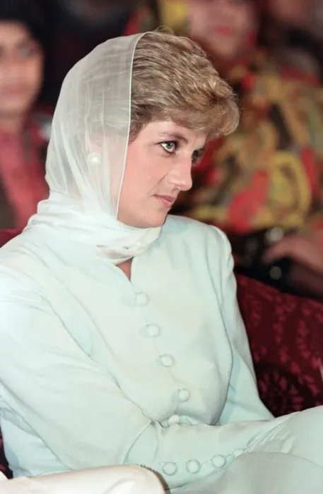 Framed Print : Diana, Princess of Wales, pictured during a visit to the Shaukat Khanum Memorial Hospital Framed Print : Diana, Princess of Wales, pictured during a visit to the Shaukat Khanum Memorial Hospital