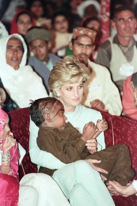 Framed Print : Diana, Princess of Wales, pictured during a visit to the Shaukat Khanum Memorial Hospital