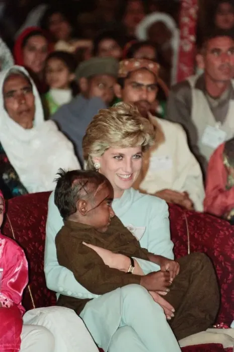 Framed Print : Diana, Princess of Wales, pictured during a visit to the Shaukat Khanum Memorial Hospital