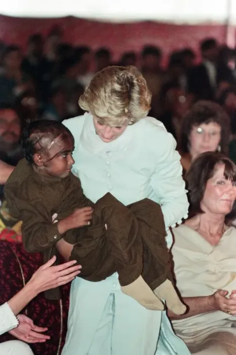 Framed Print : Diana, Princess of Wales, pictured during a visit to the Shaukat Khanum Memorial Hospital