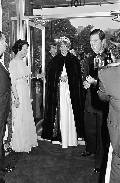 Diana, Princess of Wales and Prince Charles, Prince of Wales for an official dinner given