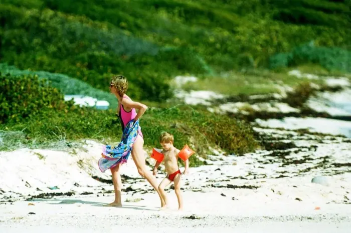 Framed Print : Diana, Princess of Wales with her son Prince Harry on holiday on Necker Island Framed Print : Diana, Princess of Wales with her son Prince Harry on holiday on Necker Island