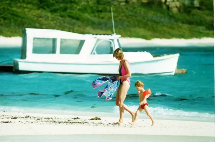 Framed Print : Diana, Princess of Wales with her son Prince Harry on holiday on Necker Island Framed Print : Diana, Princess of Wales with her son Prince Harry on holiday on Necker Island