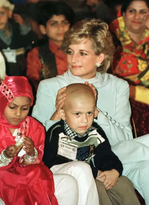 Framed Print : Diana, Princess of Wales, touches the head of Mohammed Ashrif who has lost his hair after Framed Print : Diana, Princess of Wales, touches the head of Mohammed Ashrif who has lost his hair after