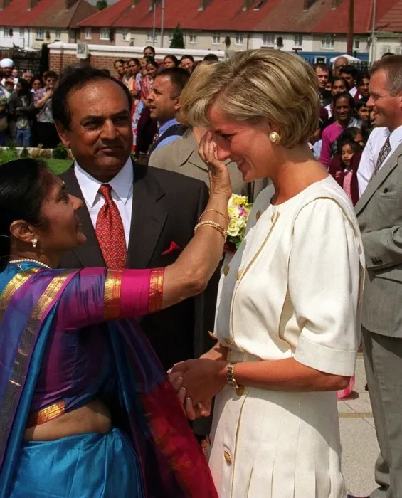 Framed Print : Diana, Princess of Wales during her visit to the Shri Swaminarayan Mandir Hindu Temple in Framed Print : Diana, Princess of Wales during her visit to the Shri Swaminarayan Mandir Hindu Temple in