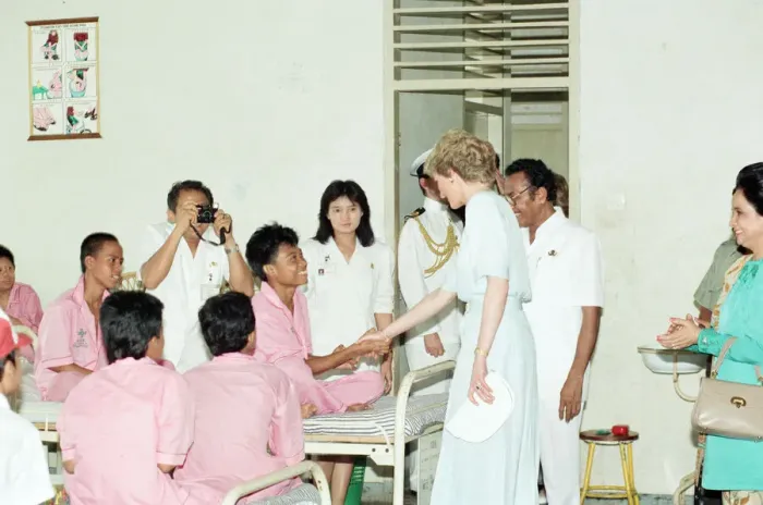 Framed Print : Diana, Princess of Wales, on a visit to Sitanala Leprosy Hospital in Tangerang, Indonesia Framed Print : Diana, Princess of Wales, on a visit to Sitanala Leprosy Hospital in Tangerang, Indonesia