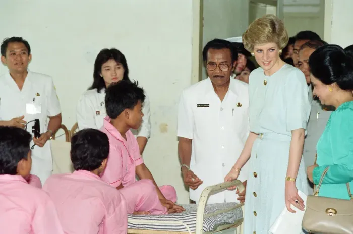 Framed Print : Diana, Princess of Wales, on a visit to Sitanala Leprosy Hospital in Tangerang, Indonesia Framed Print : Diana, Princess of Wales, on a visit to Sitanala Leprosy Hospital in Tangerang, Indonesia