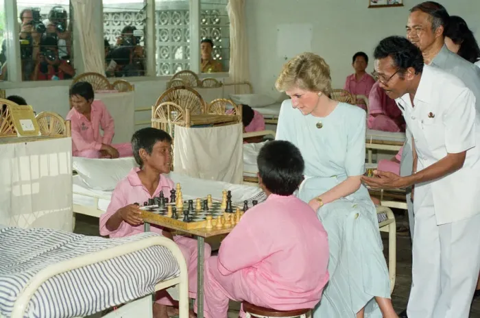 Framed Print : Diana, Princess of Wales, on a visit to Sitanala Leprosy Hospital in Tangerang, Indonesia