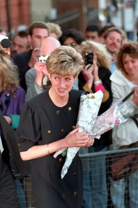Framed Print : Diana, Princess of Wales, Visiting Barnardos in Hackney, London, 8th October 1991 Framed Print : Diana, Princess of Wales, Visiting Barnardos in Hackney, London, 8th October 1991
