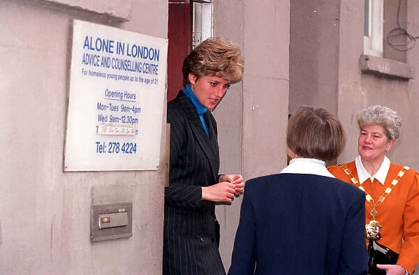 DIANA, PRINCESS OF WALES VISITING LONDON HOMELESS CENTRE - 1991