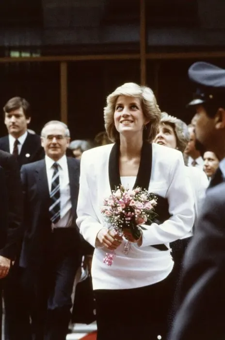 Framed Print : Diana Princess of Wales visits the Childrens Hospital in Rome, Italy Framed Print : Diana Princess of Wales visits the Childrens Hospital in Rome, Italy