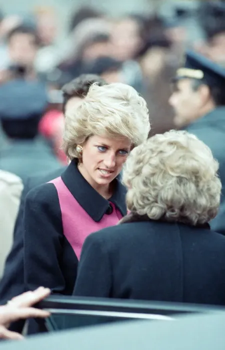 Framed Print : Diana, Princess of Wales visits a day nursery, New York City. February 1989 Framed Print : Diana, Princess of Wales visits a day nursery, New York City. February 1989