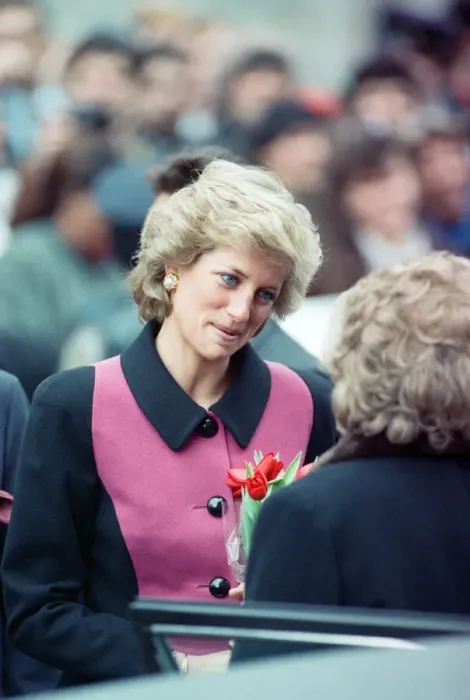 Framed Print : Diana, Princess of Wales visits a day nursery, New York City. February 1989 Framed Print : Diana, Princess of Wales visits a day nursery, New York City. February 1989
