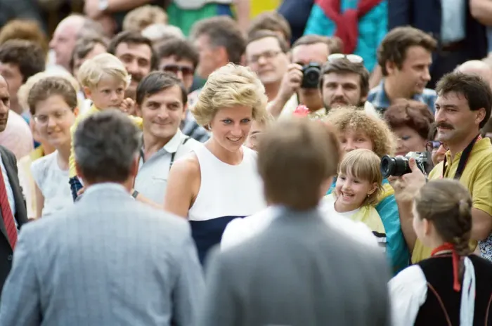 Framed Print : Diana, Princess of Wales visits Hungary. May 1990 Framed Print : Diana, Princess of Wales visits Hungary. May 1990