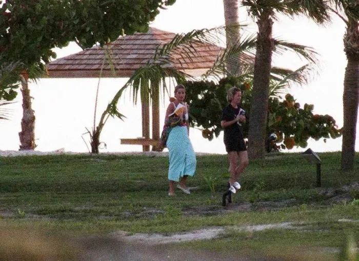Framed Print : Diana, Princess of Wales, walks back to her chalet with her friend Victoria Mendham