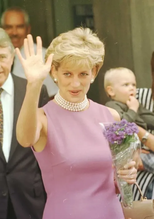 Framed Print : Diana Princess of Wales, waves to members of the public outside the Victor Chang Cardiac Framed Print : Diana Princess of Wales, waves to members of the public outside the Victor Chang Cardiac