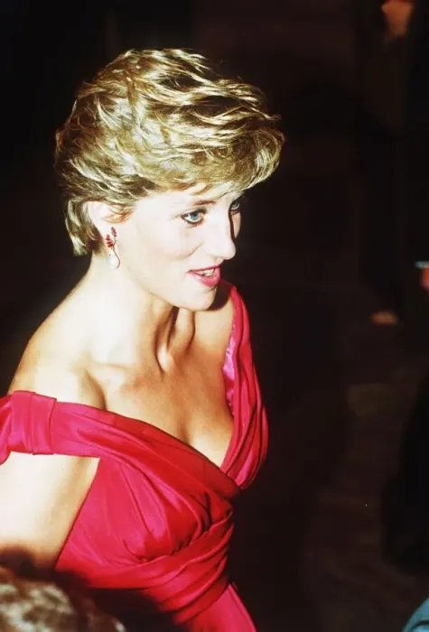 Framed Print : Diana, Princess of Wales, wearing a Victor Edelstein evening dress to a performance of