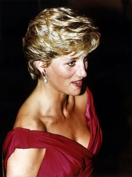 Framed Print : Diana, Princess of Wales, wearing a Victor Edelstein evening dress to a performance of Framed Print : Diana, Princess of Wales, wearing a Victor Edelstein evening dress to a performance of
