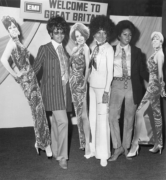 Diana Ross and the Supremes at the London Palladium. Cindy Birdsong (left)