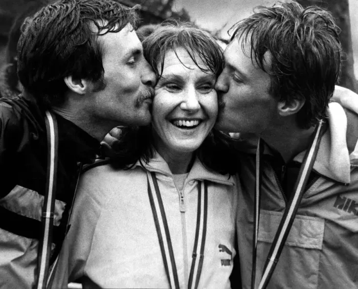 Framed Print : Dick Beardsley and Inge Simonsen kiss Joyce Smith after jointly winning the 1981 London
