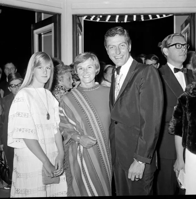 Framed Print : Dick Van Dyke (far right) with his wife Margie at a film premier in London Framed Print : Dick Van Dyke (far right) with his wife Margie at a film premier in London