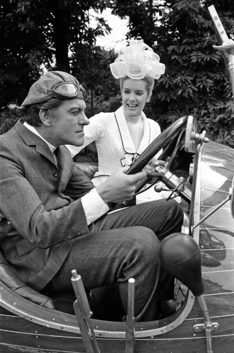 Framed Print : Dick Van Dyke and Sally Ann Howes with Chitty Chitty Bang Bang at Pinewood Studios