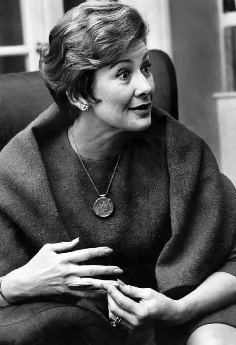 Framed Print : Dinah Sheridan Pictured in her home in Notting Hill Gate. February 1967 P008054 Framed Print : Dinah Sheridan Pictured in her home in Notting Hill Gate. February 1967 P008054