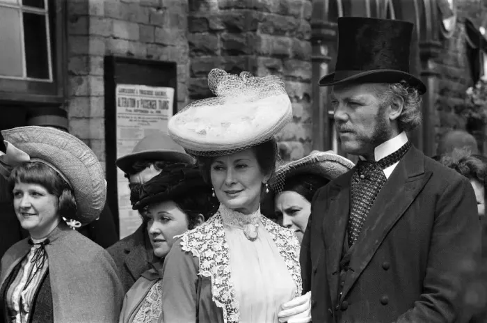 Framed Print : Dinah Sheridan on the set of The Railway Children'at Oakworth, West Yorkshire Framed Print : Dinah Sheridan on the set of The Railway Children'at Oakworth, West Yorkshire