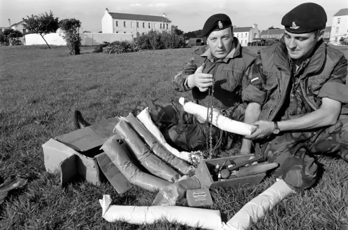 Framed Print : Dismantled Bomb. Members of Royal Army Ordanance Corps with Dismantled 50lb Bomb