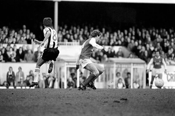 Division 1 football. Arsenal 1 v. Notts County. February 1982 LF08-28-043
