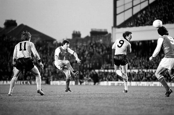 Division 1 football. Arsenal 1 v. Wolves 0. December 1980 LF05-31-021