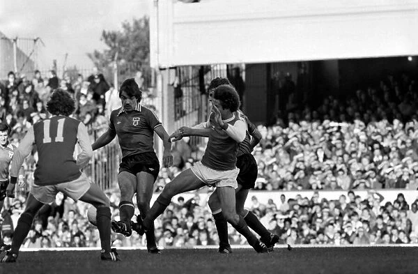 Division 1 football. Arsenal 2 v. Sunderland 2. October 1980 LF04-44-021