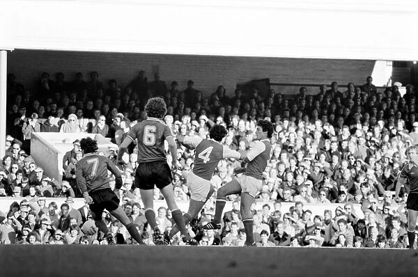 Division 1 football. Arsenal 2 v. Sunderland 2. October 1980 LF04-44-043