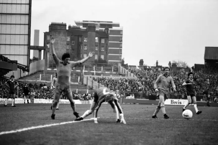 Framed Print : Division 2 football. Chelsea 1 v. Oldham o. November 1980 LF05-11-020