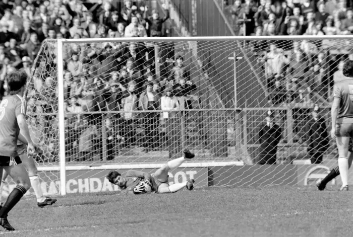 Framed Print : Division 2 football. Chelsea 2 v. QPR 1. April 1982 LF09-05-030 Framed Print : Division 2 football. Chelsea 2 v. QPR 1. April 1982 LF09-05-030