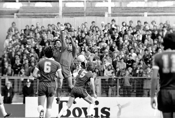 Division 2 football. Chelsea 3 v. Grimsby 0 October 1980 LF04-46-014