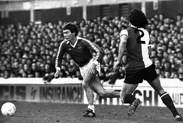 Division One Football 1977  /  78 Season. Everton v QPR. Dave Thomes beats Dave Clement